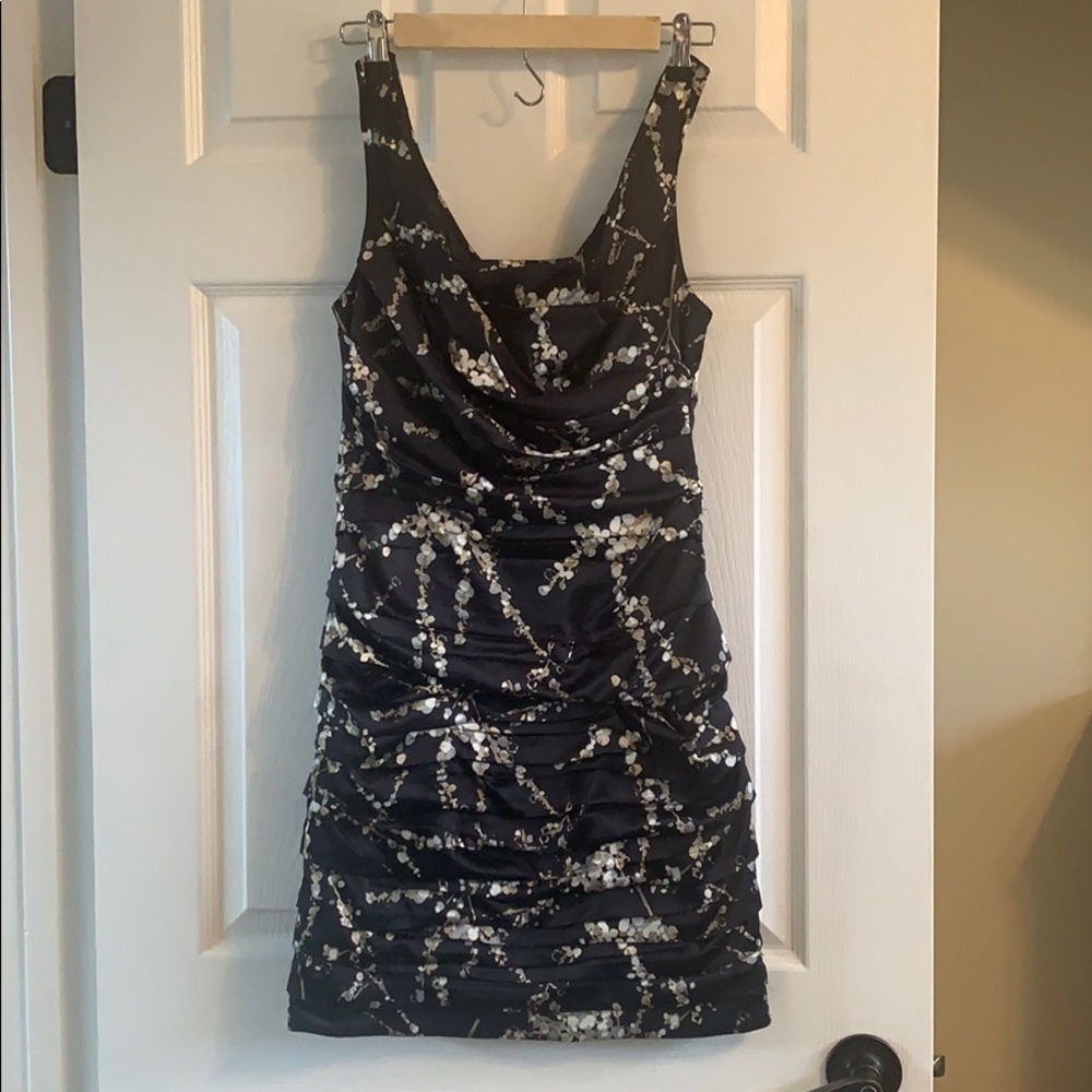 Flattering black dress with modern motif